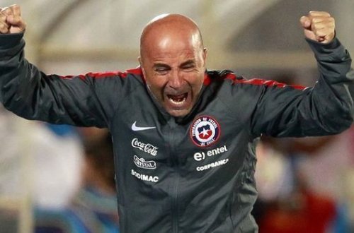 Azarkeşlər Argentinanın baş məşqçisinin üstünə tüpürdülər - FOTO