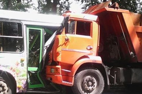 Bakıda yük maşını avtobusa çırpıldı- - Video