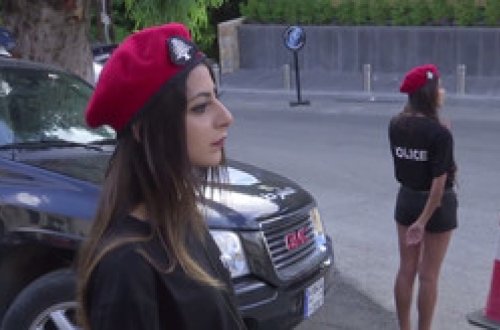 Livanda qadın polislər turist cəlb etmək üçün şort geyiniblər - VİDEO