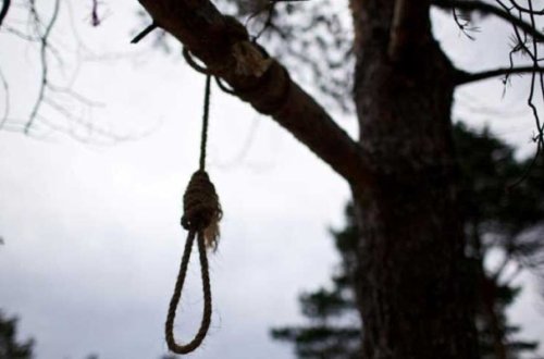 Bakıda 20 yaşlı oğlan otağında özünü asdı