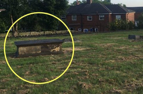 Hələ belə azğın cütlük olmamışdı: baş daşının üstündə əxlaqsızlıq - FOTO