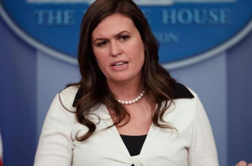 Ağ Evin mətbuat katibini Trampa görə restorandan qovdular