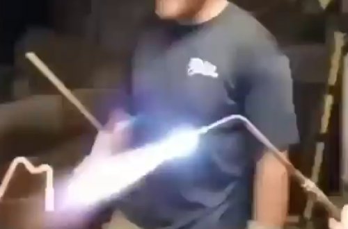 Gənc oğlanın sinəsinə damğa basdılar: Bu video görənləri dəhşətə gətirir (+18)