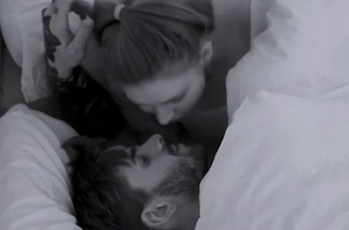 Efirdə əxlaqsız görüntülər yayımlandı - FOTO