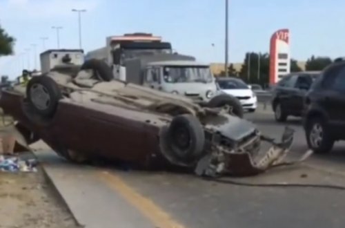Bakı-Sumqayıt yolunda maşın aşıb - Video