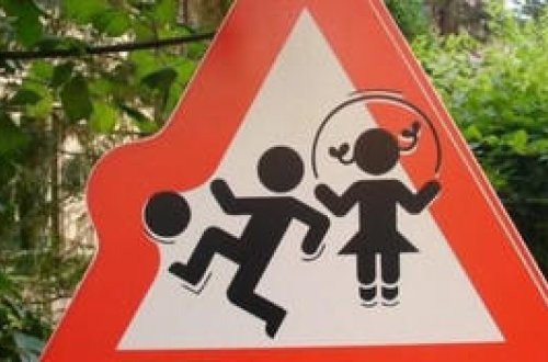 Bakıda körpünün üstündə oynayan uşağı avtomobil vurub