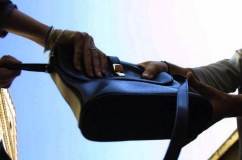 Metroda qadından oğurluq etmək istəyən şəxs tutuldu