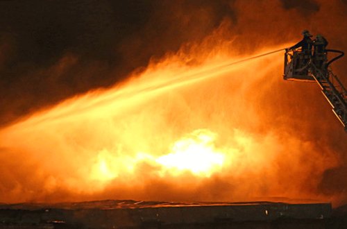 İri neft emalı zavodu yanır - 6 nəfər xəsarət alıb