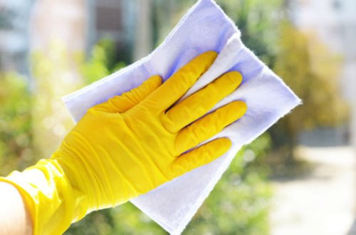 Qadın şüşə silərkən ikinci mərtəbədən yıxıldı — Vəziyyəti ağırdır