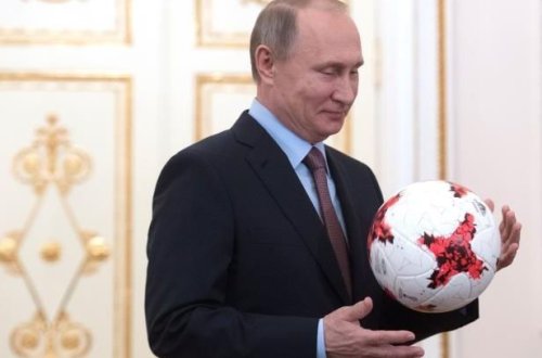 Putin Qırmızı meydanda futbol oynadı - VİDEO