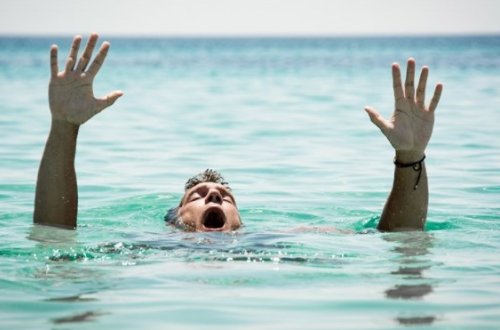 Suda boğulmaq təhlükəsi ilə üzləşən 4 şəxs xilas edilib