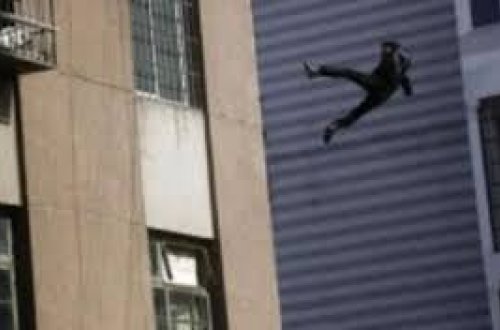 Ailəsi ilə mübahisə etdi — Özünü 5-ci mərtəbədən atdı