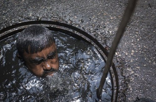 Bakıda ərəb turist kanalizasiya quyusuna düşdü - Video