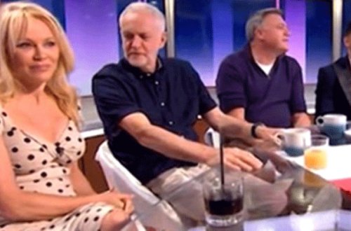 İngiltərəli siyasətçi gözünü Pamelanın sinəsindən çəkə bilmədi - Video