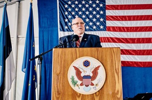 Səfir Trampın siyasətinə etiraz edib istefa verdi