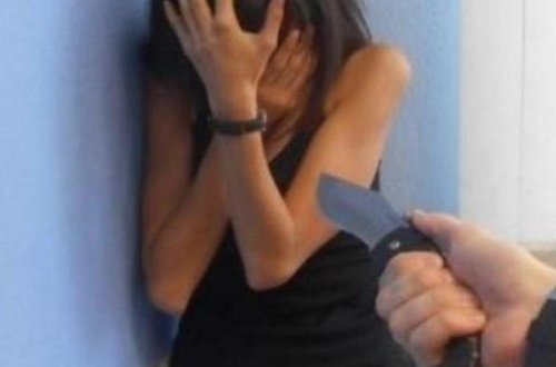 Zaqatalada kafedə ər arvadını bıçaqladı