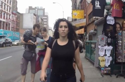 Normal geyimli qıza söz atan oğlanlar kameraya düşdülər - Maraqlı eksperiment - VİDEO