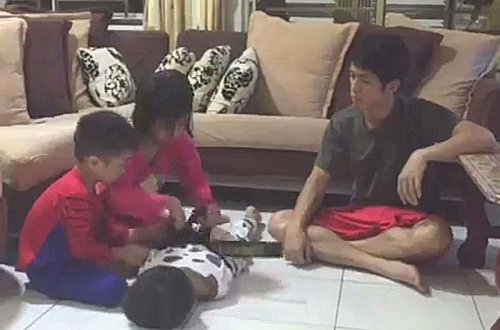 Ata oğlunun əl-qolunu bağlayıb, qardaşına döydürdü - Səbəbi təəccübləndirir - VİDEO