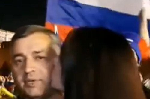 Rus qızı azərbaycanlı müxbiri canlı yayımda öpdü - VİDEO