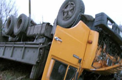 Salyanda “Kamaz” aşdı, ölən var