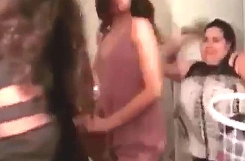 Qızını tverk edərkən tutan ana canlı yayımda çəkələklə döydü - VİDEO