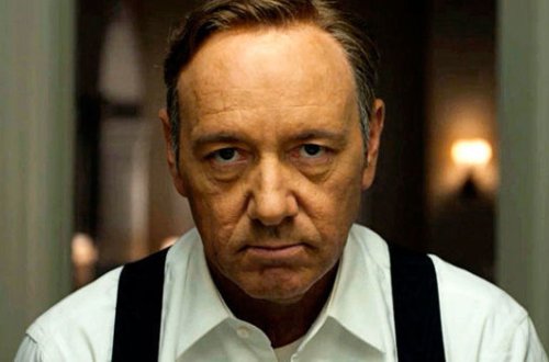 Kevin Speys kişilərə qarşı təcavüzdə ittiham olunur