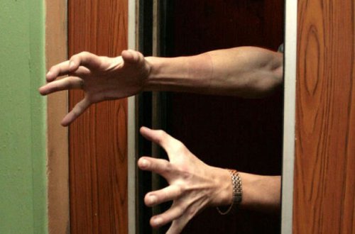 Bakıda 22 nəfər liftdə qalıb