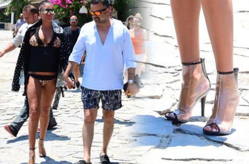 Çimərlikdə hündürdaban ayaqqabı ilə gəzdi