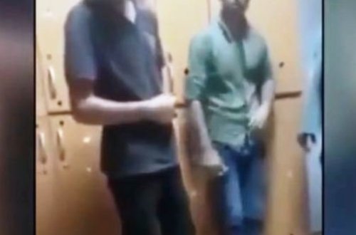 Hovuza girən qızları telefona çəkən oğlanları belə döydülər - VİDEO