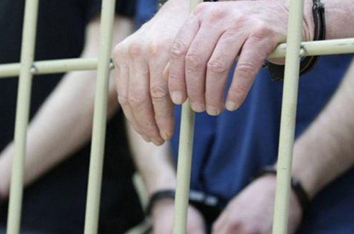 Bakıda 4 nəfəri həbslə hədələyib, pul alan şəxslərin məhkəməsi başladı