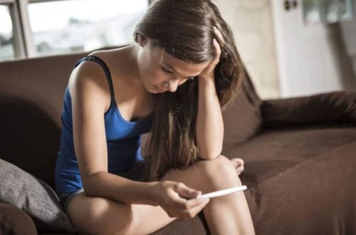 Ailəsindən ayrı yaşayan 15 yaşlı qız hamilə qaldı - Anasının etdikləri dəhşətə gətirir - VİDEO