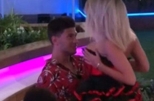 Qız canlı yayımda oğlanın ağlını başdan almaq üçün qucağında oturdu - VİDEO