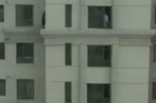 Şok kadrlar: iki uşaq 33-cü mərtəbədə gizlənpaç oynadı - VİDEO