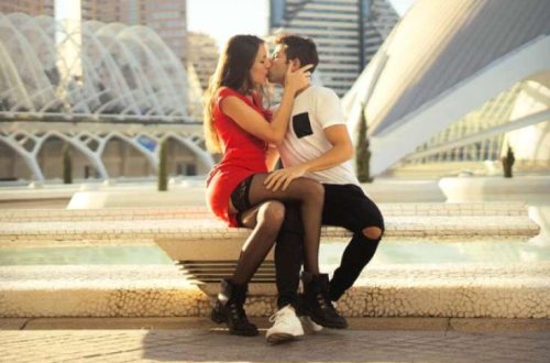 Bu cütlük cinsi münasibət videolarını sataraq - Dünyanı gəzir - FOTOLAR