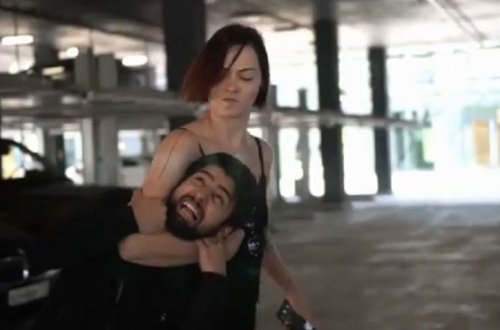 Rusiyalı aparıcı telefonunu oğurlayan azərbaycanlını “döydü” - VİDEO