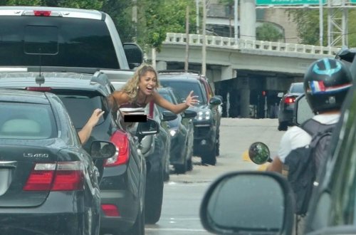 Qız Bekhemi gördü, özünü itirib sinəsini açdı - FOTO
