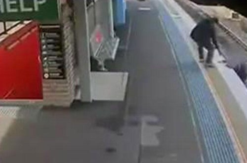 Sərnişinin ayağı sürüşüb relslərə yıxıldı - Qatarın altında qalmaqdan belə qurtuldu - VİDEO