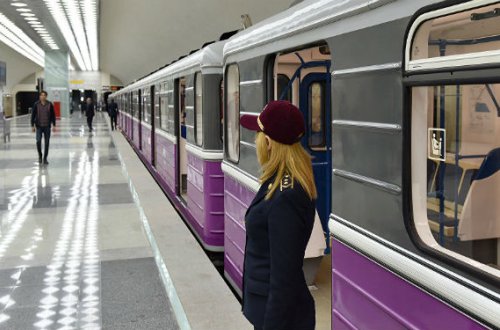 Bakı metrosunda növbəti geyim qalmaqalı — Müdaxilə edən şəxs döyüldü (VİDEO)