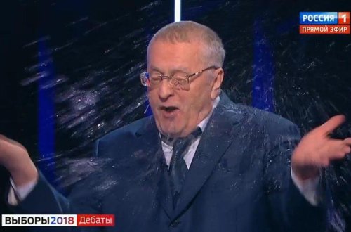 Jirinovskinin üzərinə pivə tökdülər – VİDEO