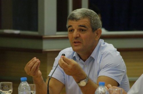 Deputat: Yaşı 14-dən az olan qızlar hicab geyinməməlidir