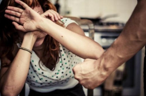 Əmisi arvadını bir yumruqla öldürdü - BAKIDA