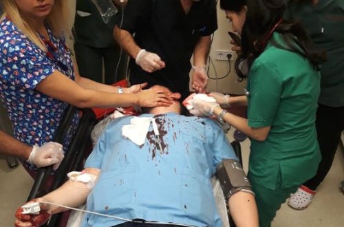 Xəstəxanada ŞOK OLAY: uşağına görə həkimin başını daşla partlatdı - FOTOLAR