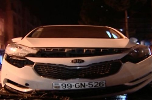 Bakıda turist kirayə götürdüyü avtomobillə qəza törətdi - VİDEO