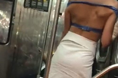 Qız sərnişin qatarda soyundu - Çılpaq görüntüsünü kameraya çəkdilər - FOTO