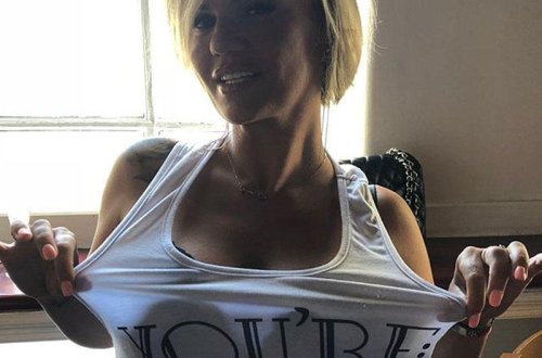 3 dəfə sinə əməliyyatı olan müğənni bikinisiz günəşləndi - FOTO