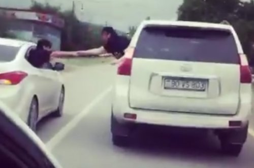 Bakıda təhlükə saçan kortej: maşın hərəkətdə ola-ola 