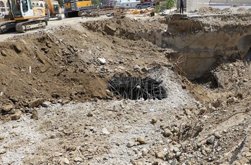 Çökən yolun altından ikimərtəbəli tikili çıxdı - Fotolar