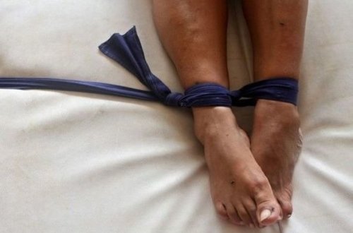 Qubada ev sahibinin əl və ayaqlarını bağlayıb... - FOTO