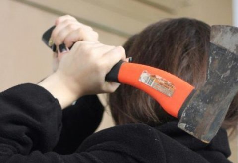 Bakıda dəhşətli cinayət - Qız atasını baltaladı