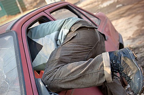 Güzgü və maqnitofon başlarına bəla oldu